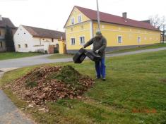 Brigáda - úklid spadaného listí Svinná